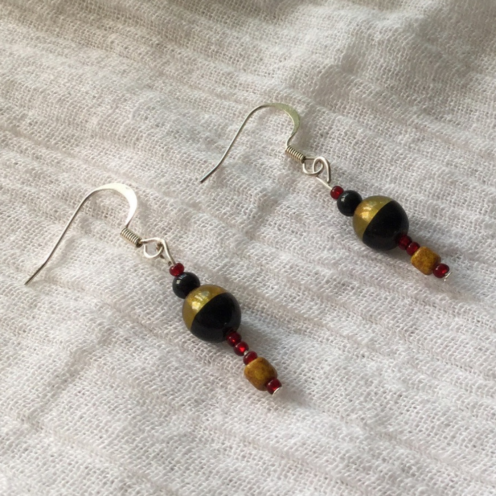 Two tone glass bead dangle earring